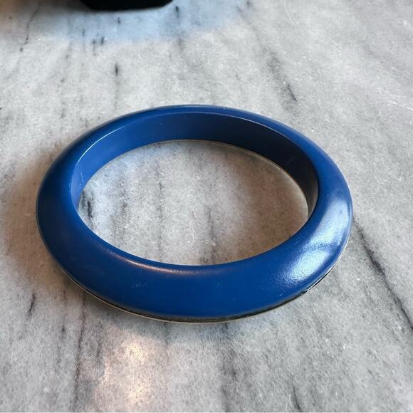 Tory Burch - Gold and Navy Resin Oval Bangle Bracelet - Picture 5 of 10